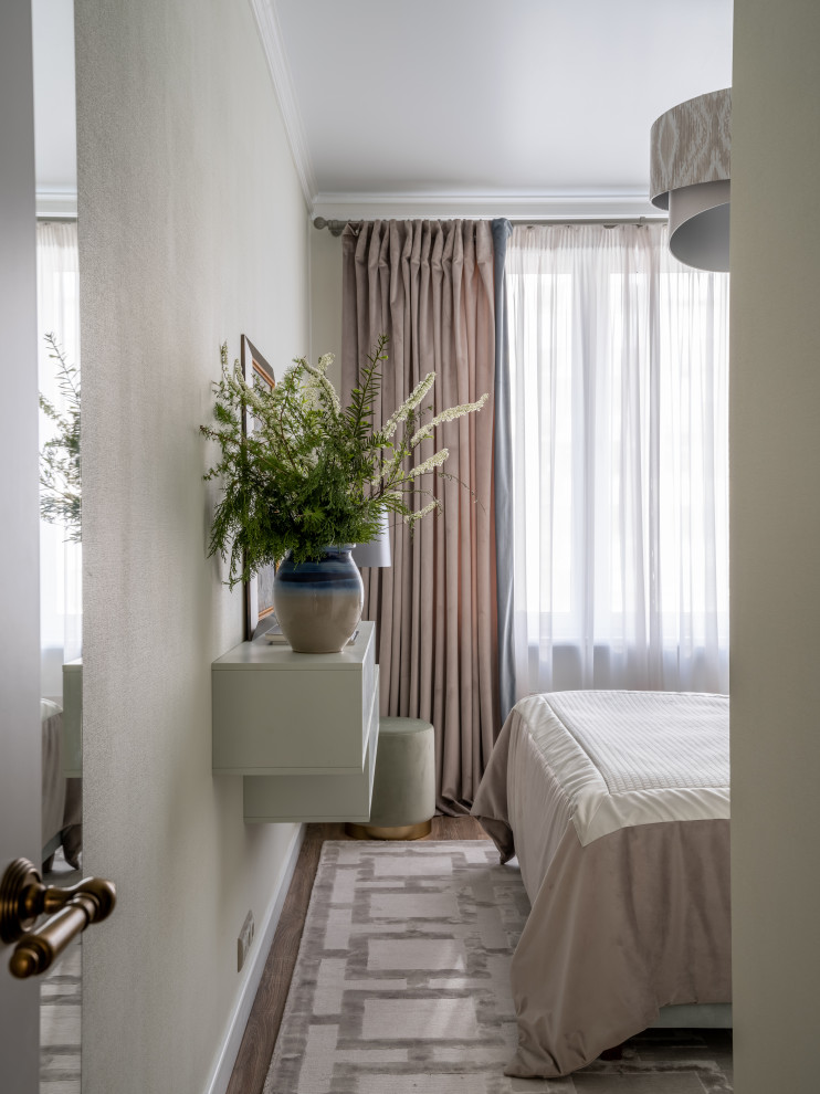 Вид на спальню из коридора квартиры в ЖК "Испанские кварталы"