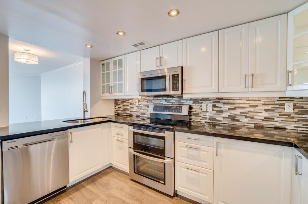 7420 Bathurst St Condo Renovation Modern Kitchen Toronto