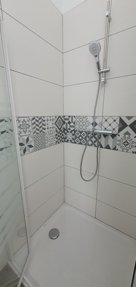 Medium sized traditional shower room bathroom in Lille with dark wood cabinets, a corner shower, black and white tiles, white walls, a pedestal sink, tiled worktops, a hinged door, white worktops, a single sink, a freestanding vanity unit and grey floors.