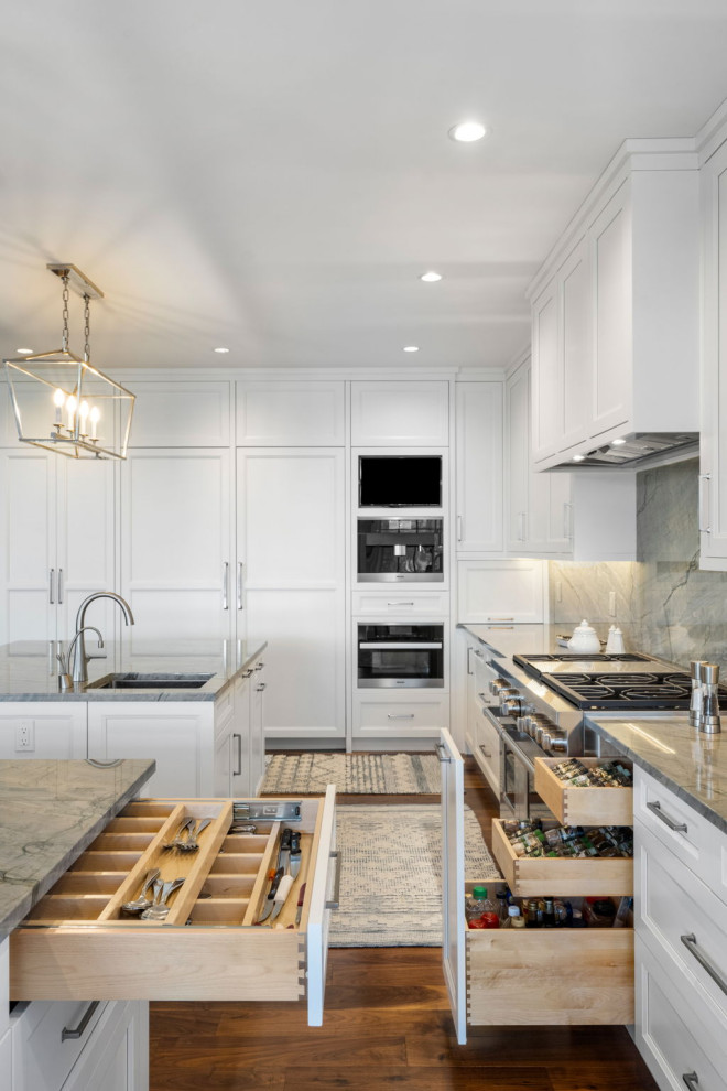 Kitchen - transitional kitchen idea in Boston