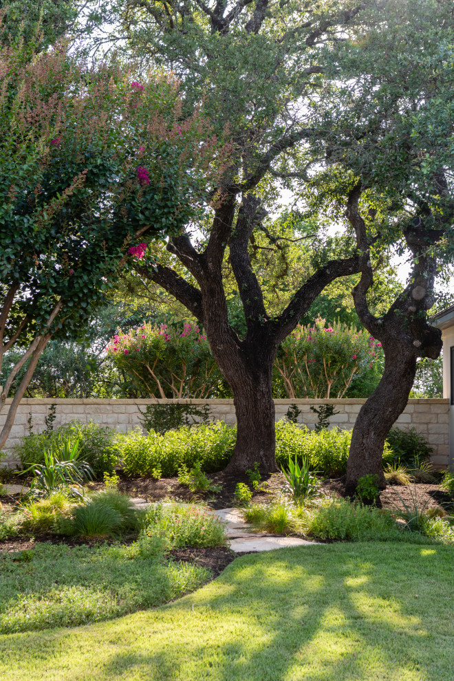 Schattiger Moderner Garten im Innenhof mit Gehweg und Natursteinplatten in Austin