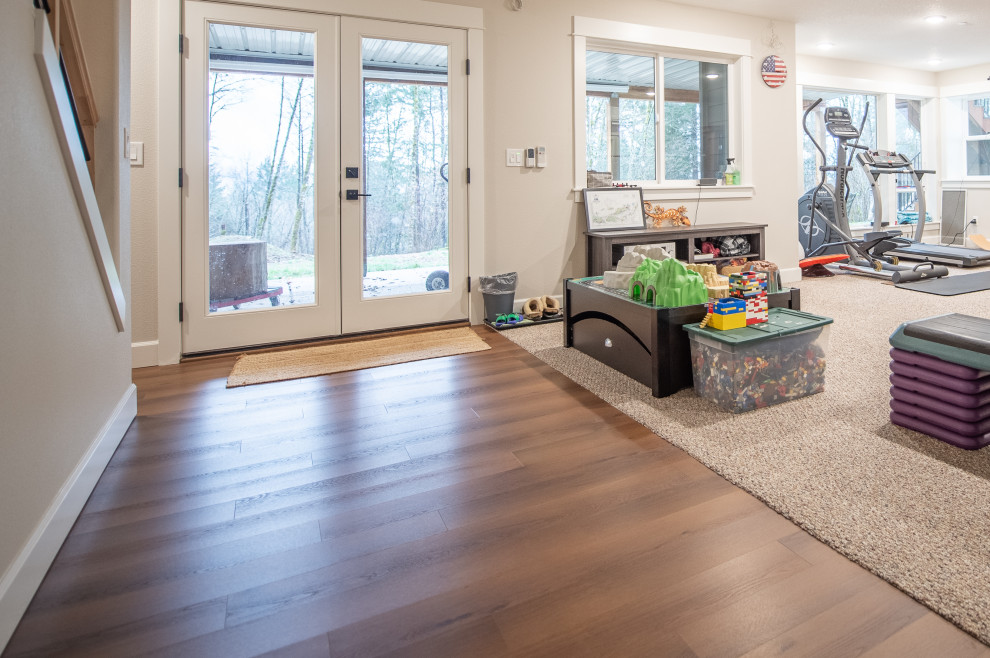 Multifunktionaler, Mittelgroßer Country Fitnessraum mit beiger Wandfarbe, Vinylboden, braunem Boden und gewölbter Decke in Portland