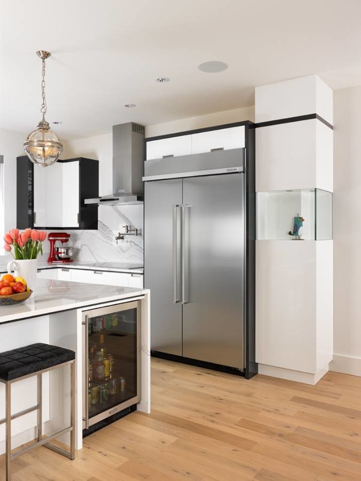 Transitional eat-in kitchen photo with an undermount sink, flat-panel cabinets, white cabinets, quartz countertops, stainless steel appliances and an island