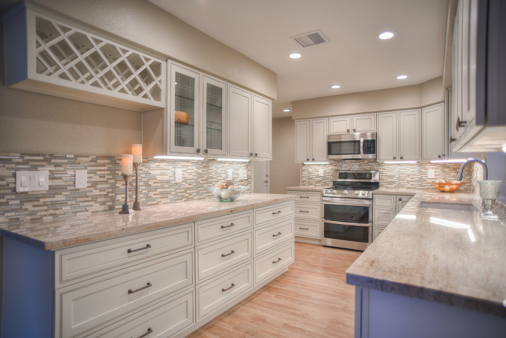 Kitchen - transitional kitchen idea in Phoenix
