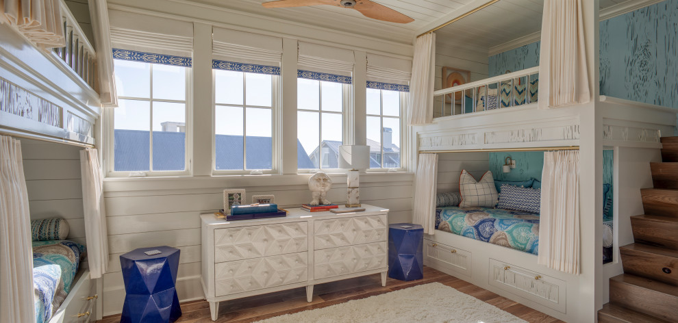 Immagine di una grande cameretta per bambini stile marinaro con pareti bianche, pavimento in legno massello medio, pavimento marrone, soffitto in perlinato e pareti in perlinato