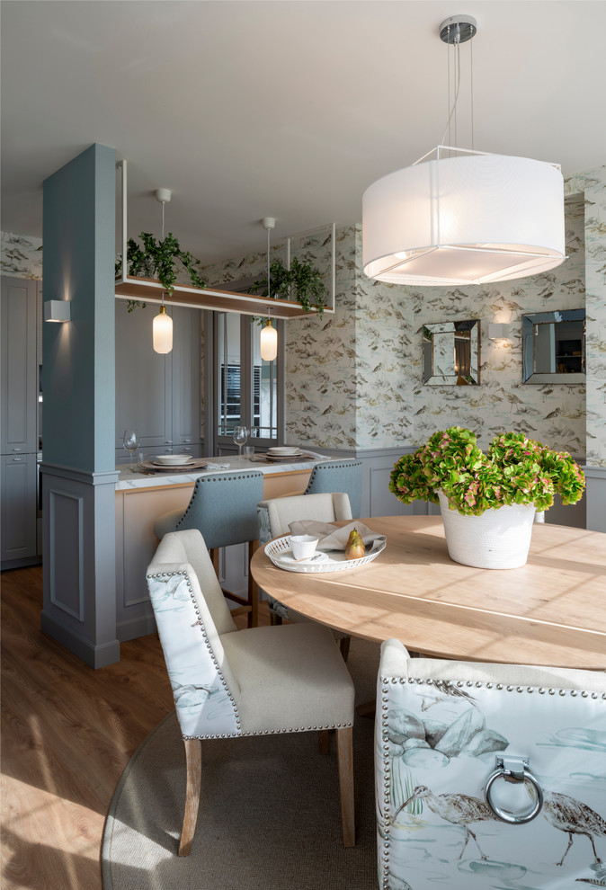 Imagen de comedor clásico renovado grande abierto sin chimenea con paredes beige, suelo de madera en tonos medios y suelo marrón