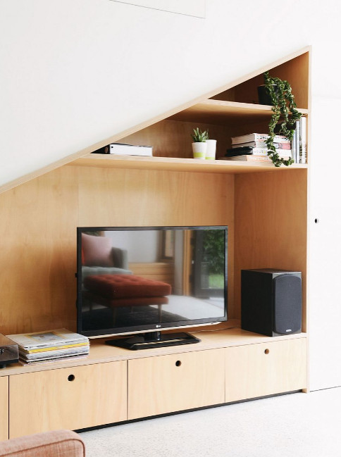 aménagement espace sous escalier mur tv