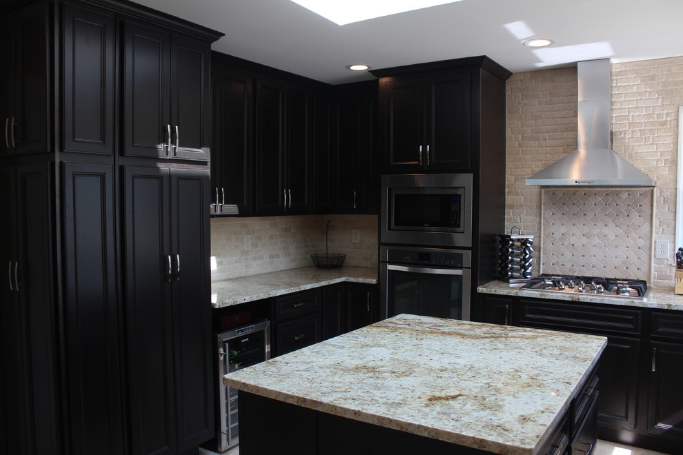 Example of a transitional home design design in Cincinnati