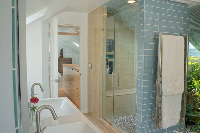 Attic Conversion scandinavo-stanza-da-bagno