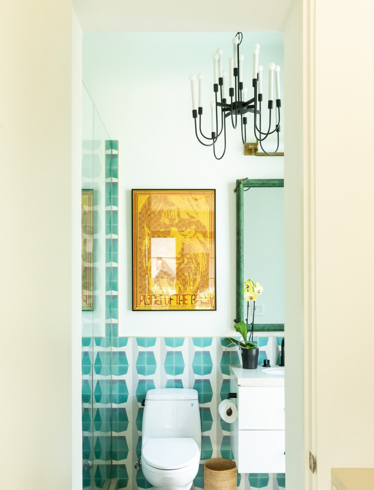 Источник вдохновения для домашнего уюта: ванная комната среднего размера в стиле модернизм с плоскими фасадами, белыми фасадами, унитазом-моноблоком, синей плиткой, керамической плиткой, белыми стенами, душевой кабиной, накладной раковиной, столешницей из искусственного кварца, белой столешницей, тумбой под одну раковину, подвесной тумбой, угловым душем и душем с распашными дверями