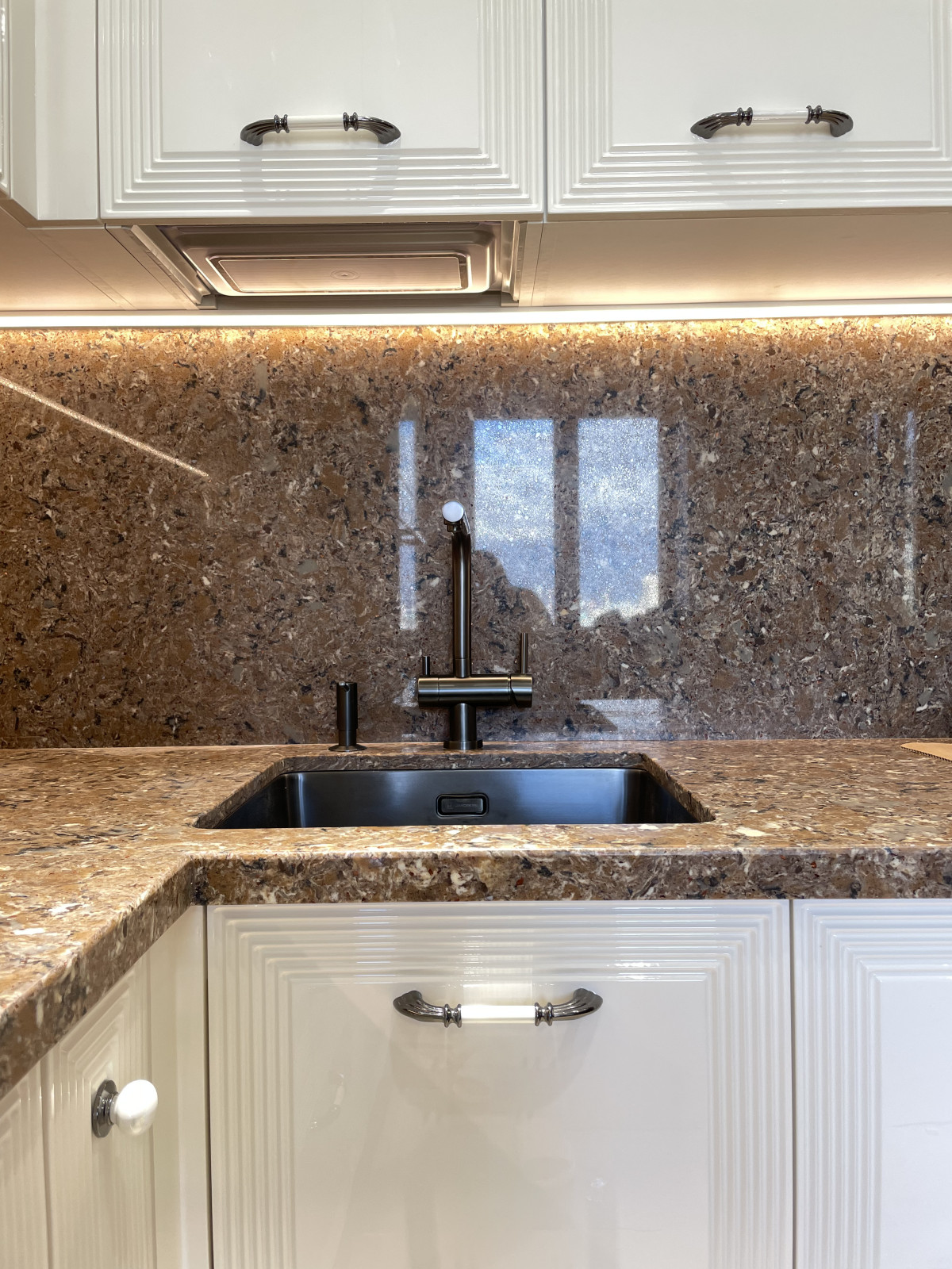 Элегантный кухонный гарнитур RIO в нежном цвете Зефир