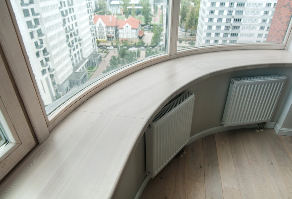 Полукруглый подоконник в гостиной.