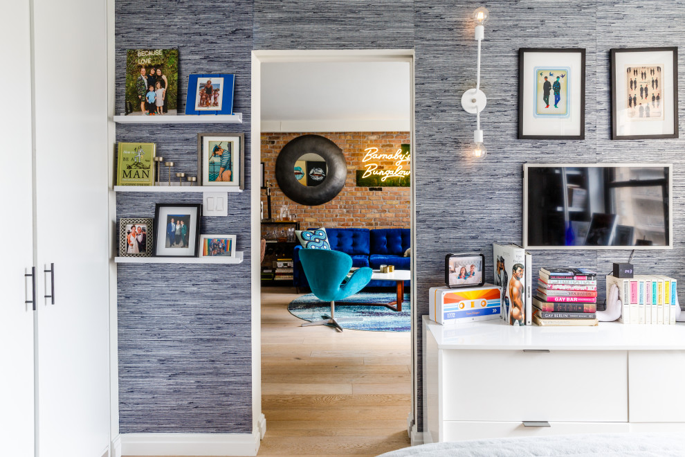 Inspiration pour une chambre parentale bohème de taille moyenne avec un mur bleu, parquet clair et du papier peint.