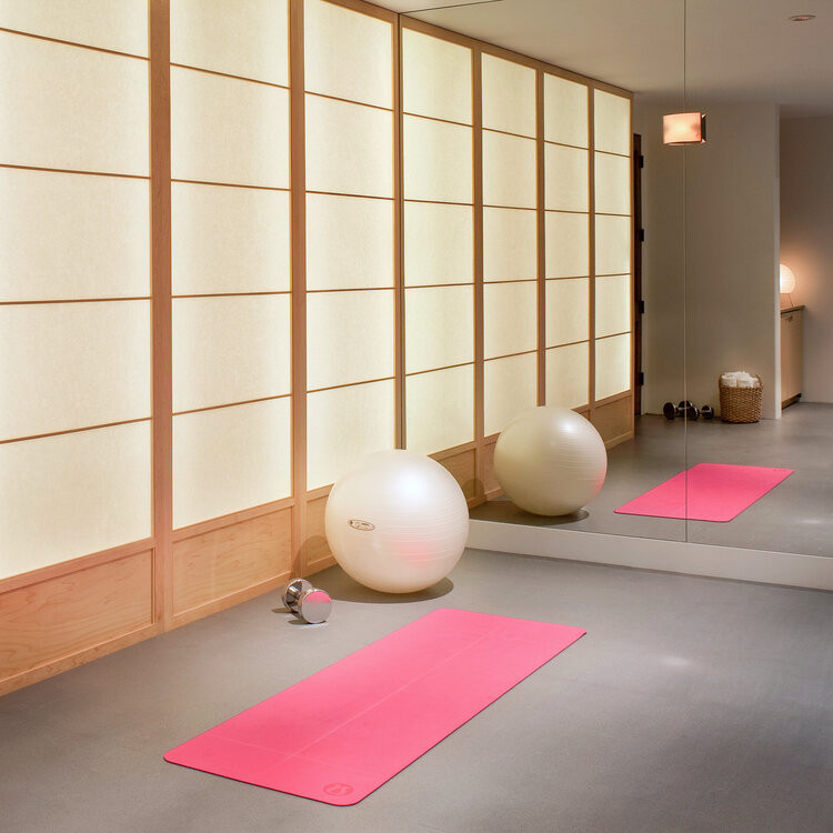 Immagine di uno studio yoga design di medie dimensioni con pareti multicolore
