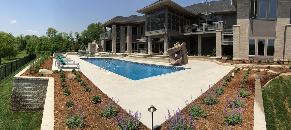 Design ideas for a contemporary pool in Cedar Rapids.