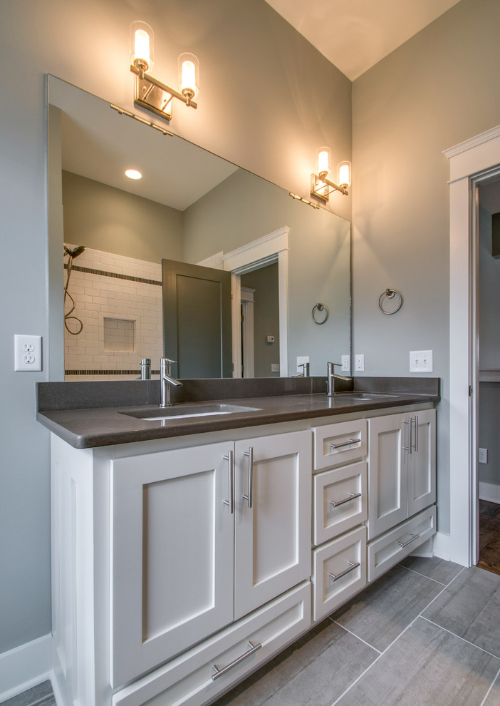 Design ideas for a mid-sized arts and crafts 3/4 bathroom in Nashville with an undermount sink, shaker cabinets, white cabinets, quartzite benchtops, an alcove shower, a two-piece toilet, black tile, ceramic tile, grey walls and porcelain floors.