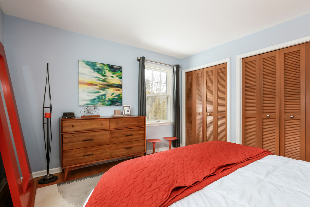 На фото: хозяйская спальня среднего размера, в белых тонах с отделкой деревом в стиле ретро с синими стенами, паркетным полом среднего тона, коричневым полом и акцентной стеной без камина с