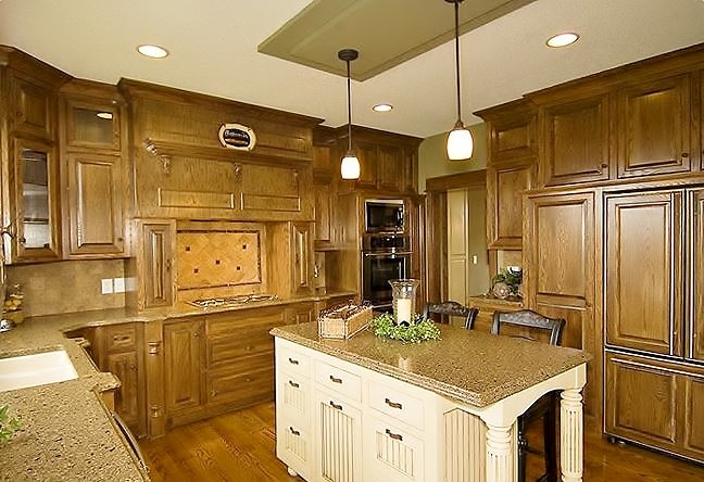 Eat-in kitchen - mid-sized eat-in kitchen idea in Minneapolis with an island