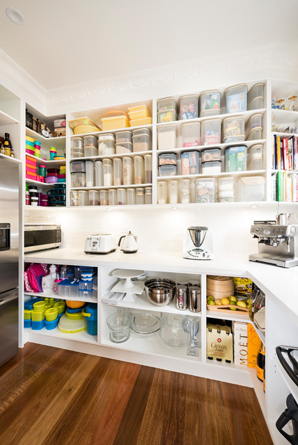 Provincial Kitchen With Mouthwatering Butler's Pantry landstil-koekken
