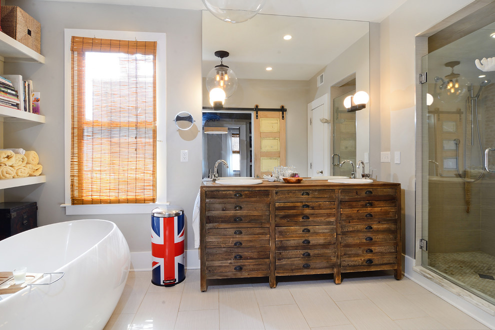 Example of an eclectic bathroom design in New York