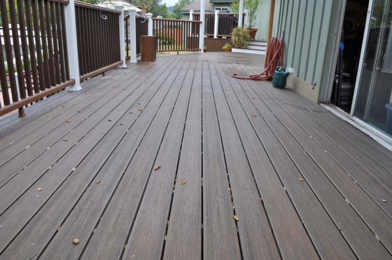 Example of a transitional deck design in Los Angeles