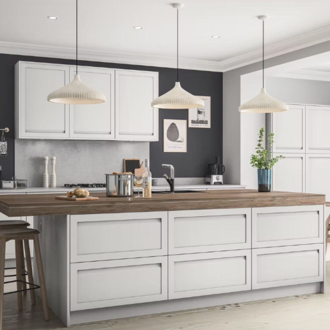 handleless shaker kitchen in Loughborough blending grain-painted wood with clean, contemporary lines.