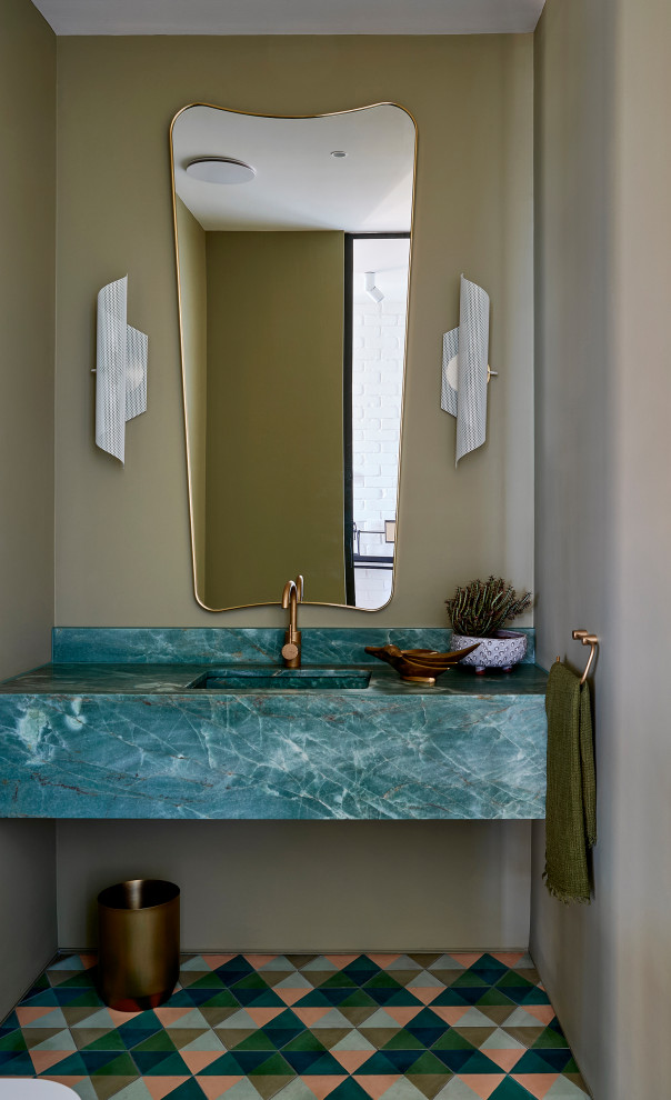 Kleine Moderne Gästetoilette mit grüner Wandfarbe, Mosaik-Bodenfliesen, integriertem Waschbecken, Marmor-Waschbecken/Waschtisch, buntem Boden, grüner Waschtischplatte und eingebautem Waschtisch in Melbourne