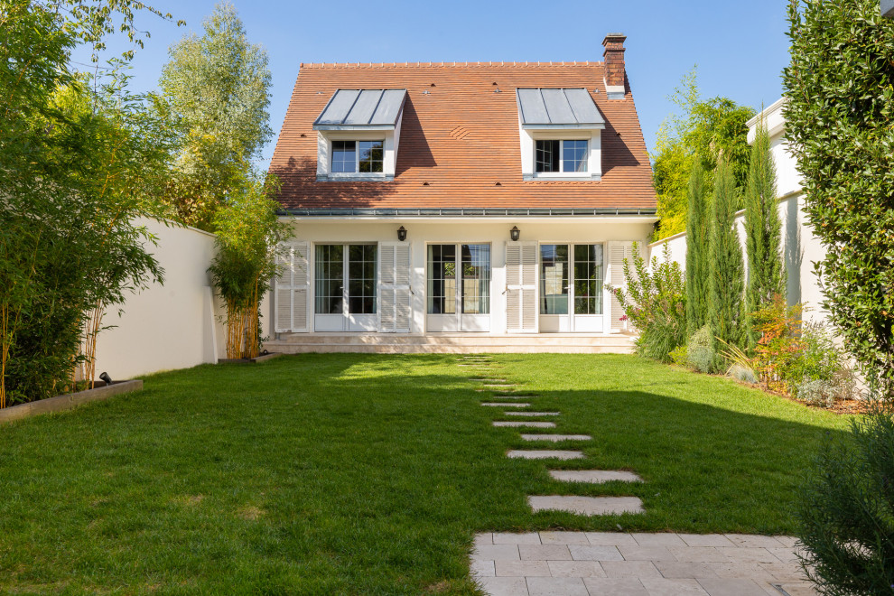 Cette image montre un jardin arrière minimaliste de taille moyenne et l'été avec une exposition partiellement ombragée.