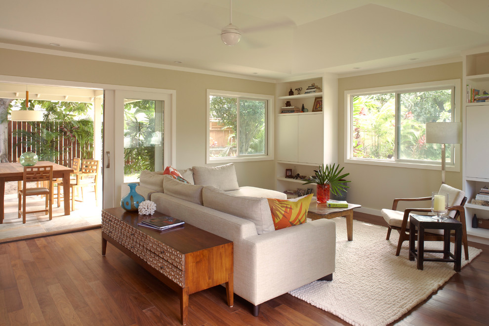 Design ideas for a traditional living room in Hawaii.