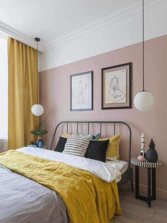 Immagine di una piccola camera matrimoniale contemporanea con pareti rosa, pavimento in gres porcellanato, pavimento beige, soffitto ribassato e pannellatura