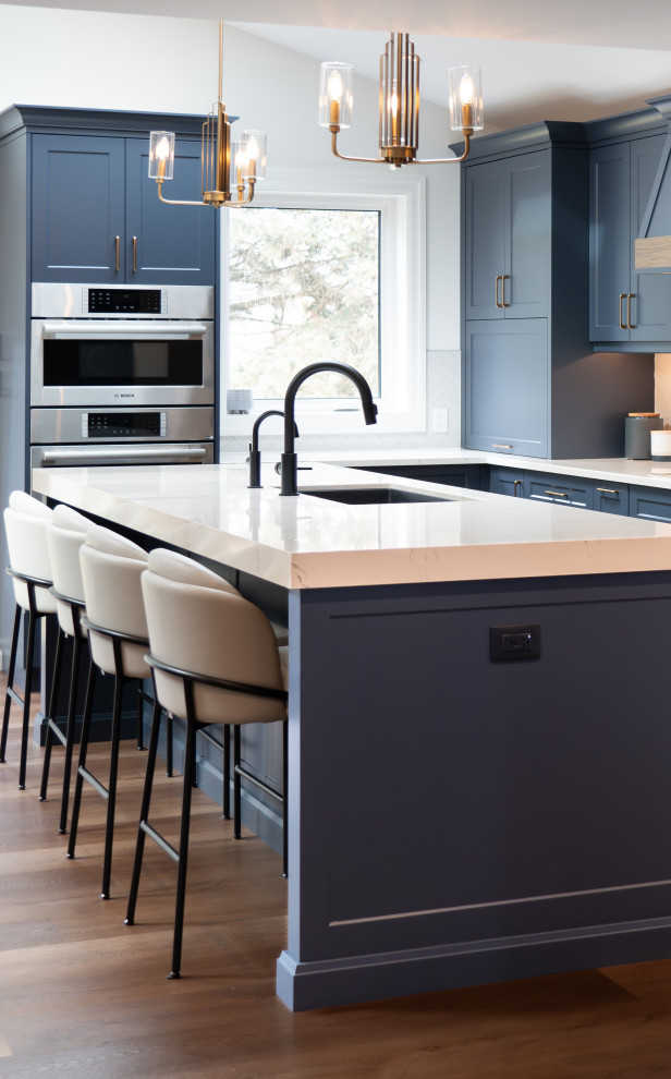 Transitional kitchen photo in Toronto