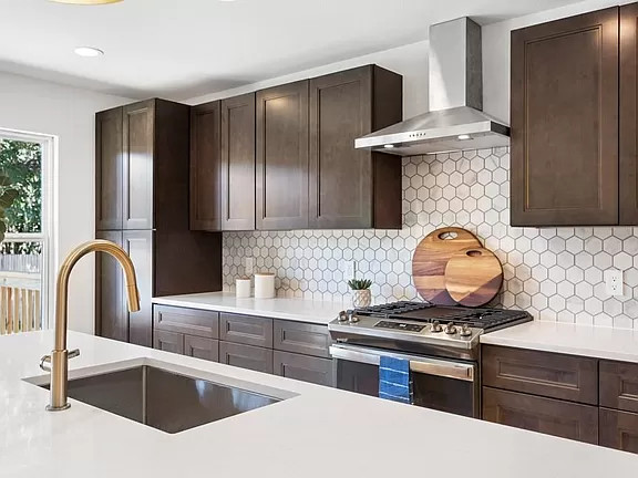 Transitional kitchen photo in Austin