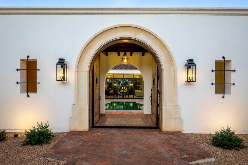 Example of a tuscan entryway design in Austin
