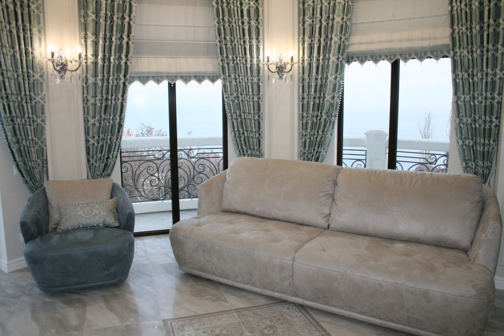 Белая неоклассика с оттенком морской волны