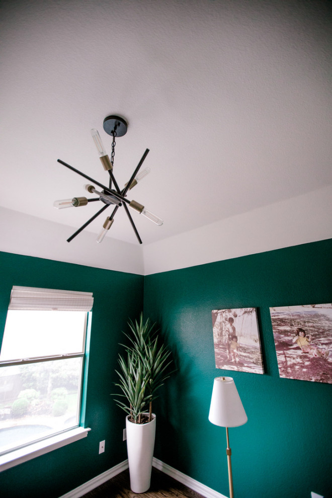 Foto de despacho minimalista de tamaño medio con paredes verdes y suelo de madera oscura