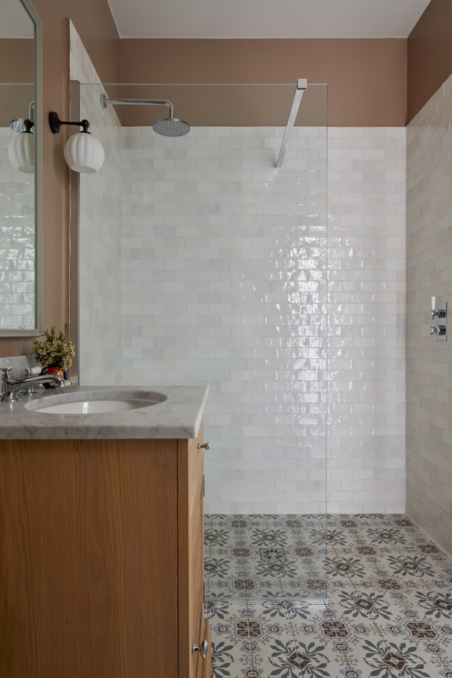 Inredning av ett grå grått en-suite badrum, med luckor med lamellpanel, bruna skåp, en öppen dusch, keramikplattor, rosa väggar, klinkergolv i porslin, ett nedsänkt handfat, marmorbänkskiva, flerfärgat golv och med dusch som är öppen