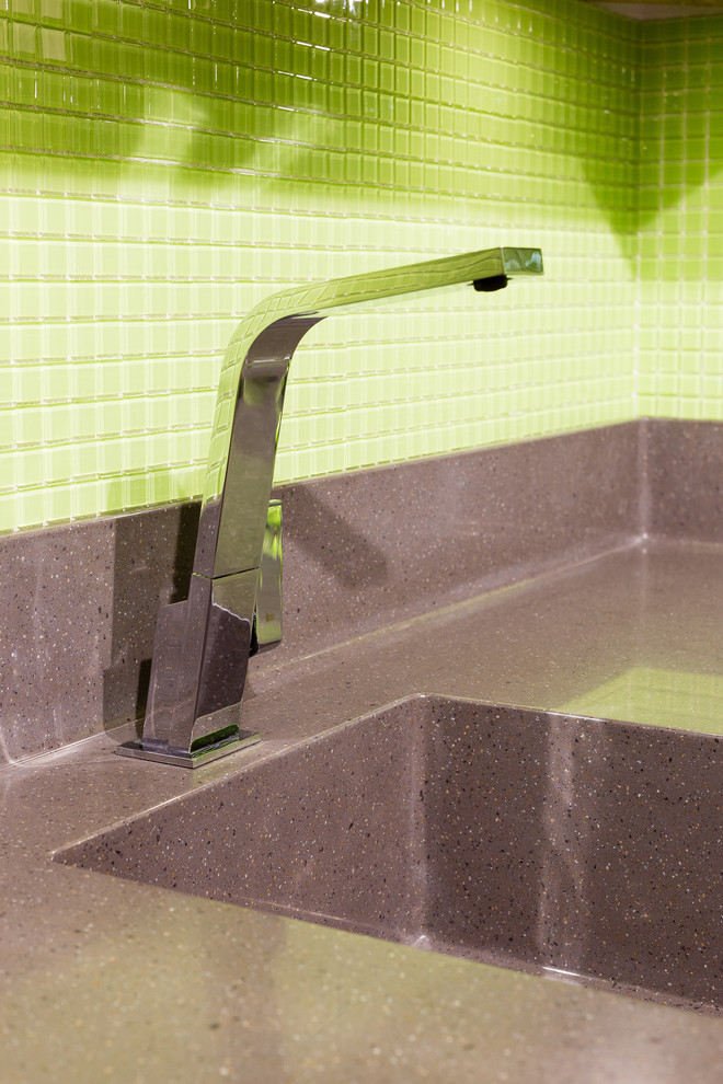 Столешница с мойкой для кухни.