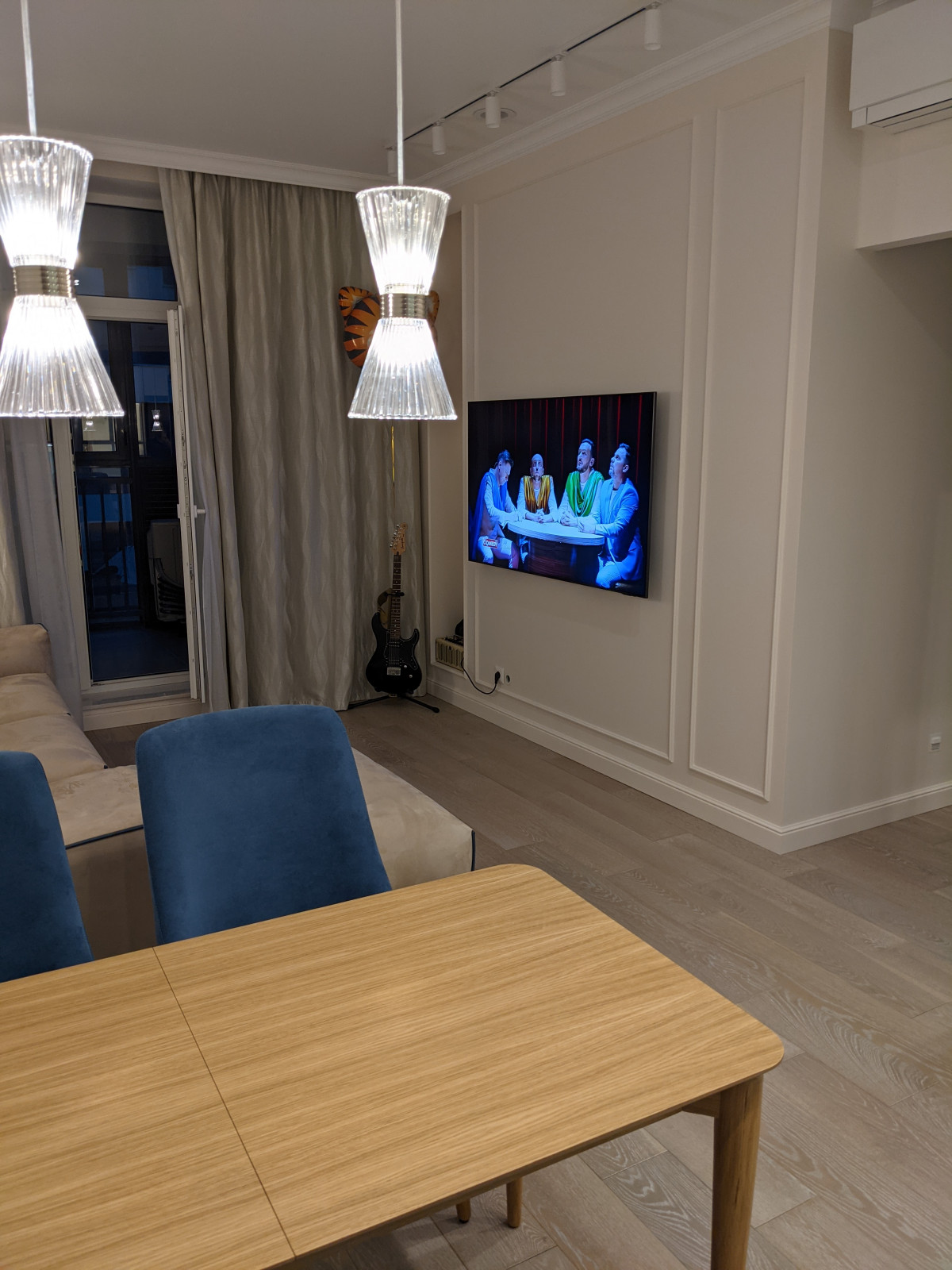 Маленькая белая кухня в неоклассическом стиле