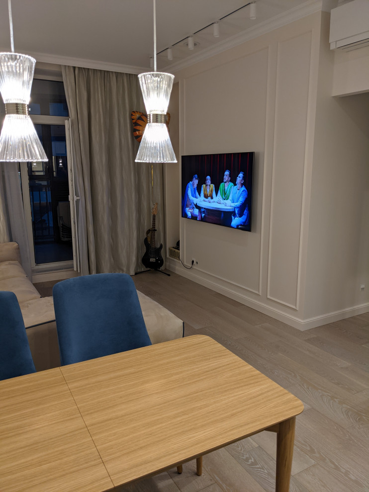 Маленькая белая кухня в неоклассическом стиле