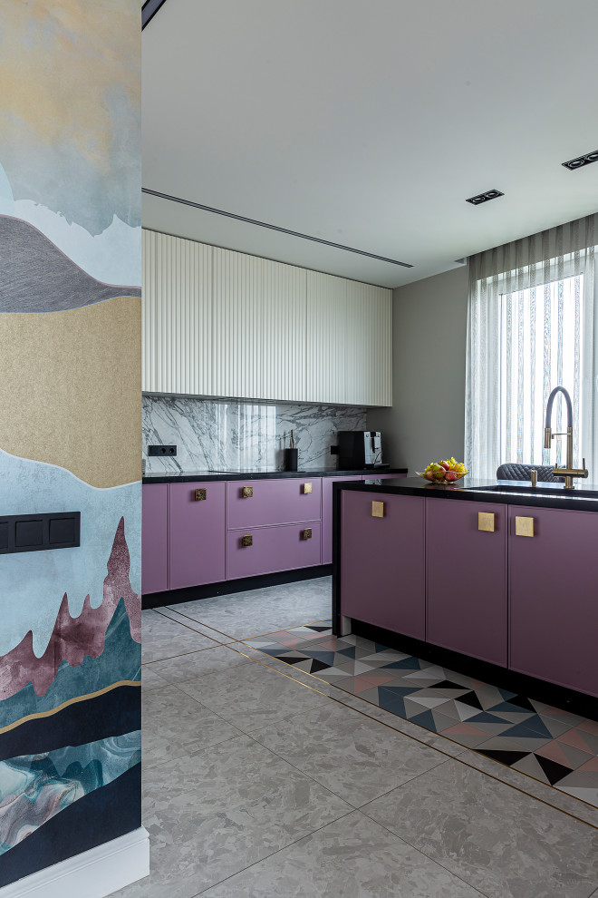 Свежая идея для дизайна: кухня среднего размера в современном стиле с полом из ламината и бежевым полом - отличное фото интерьера