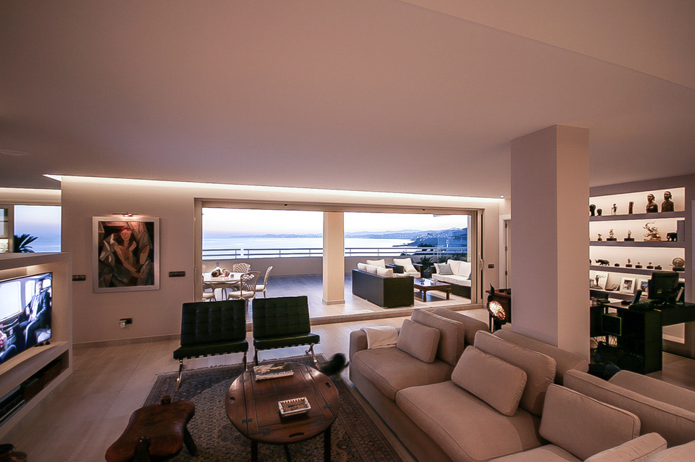 Foto de comedor actual grande abierto con paredes beige, suelo de baldosas de cerámica, todas las chimeneas y suelo beige