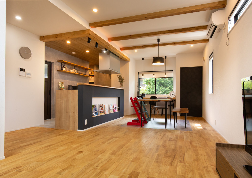 Стильный дизайн: кухня-столовая в стиле модернизм с серыми стенами, паркетным полом среднего тона, потолком с обоями и обоями на стенах - последний тренд