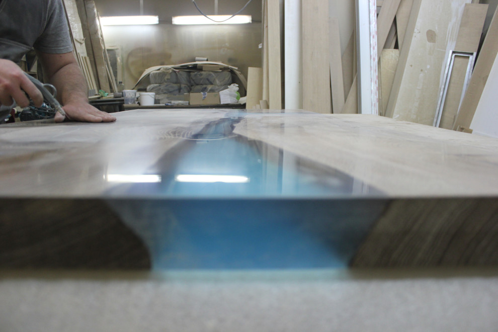 Стол залит эпоксидной смолой