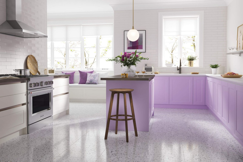 Exemple d'une cuisine chic avec un placard à porte shaker, des portes de placard violettes, un plan de travail en quartz, îlot et un plan de travail blanc.