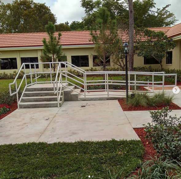 Example of a transitional home design design in Miami