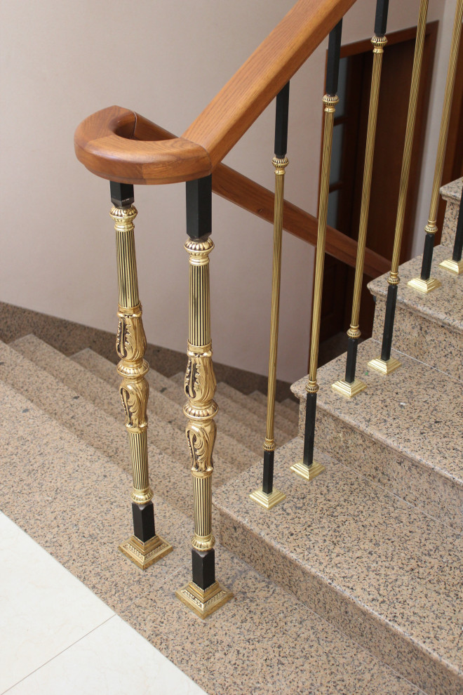 Лестница с позолоченным ограждением