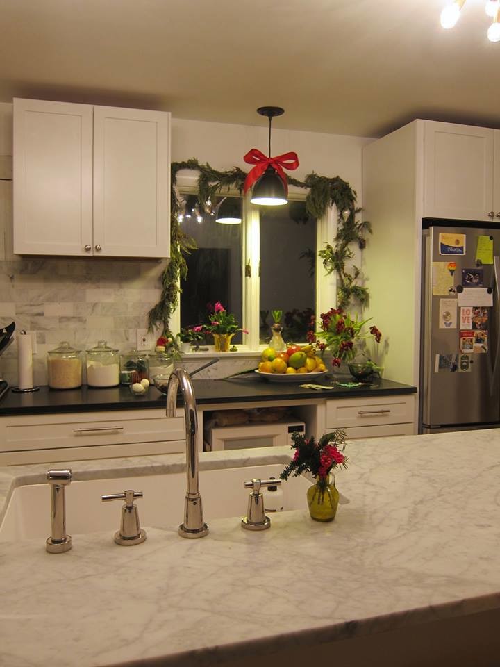 Eat-in kitchen - mid-sized transitional l-shaped medium tone wood floor and brown floor eat-in kitchen idea in Baltimore with an undermount sink, raised-panel cabinets, white cabinets, quartz countertops, gray backsplash, stainless steel appliances, an island and stone tile backsplash