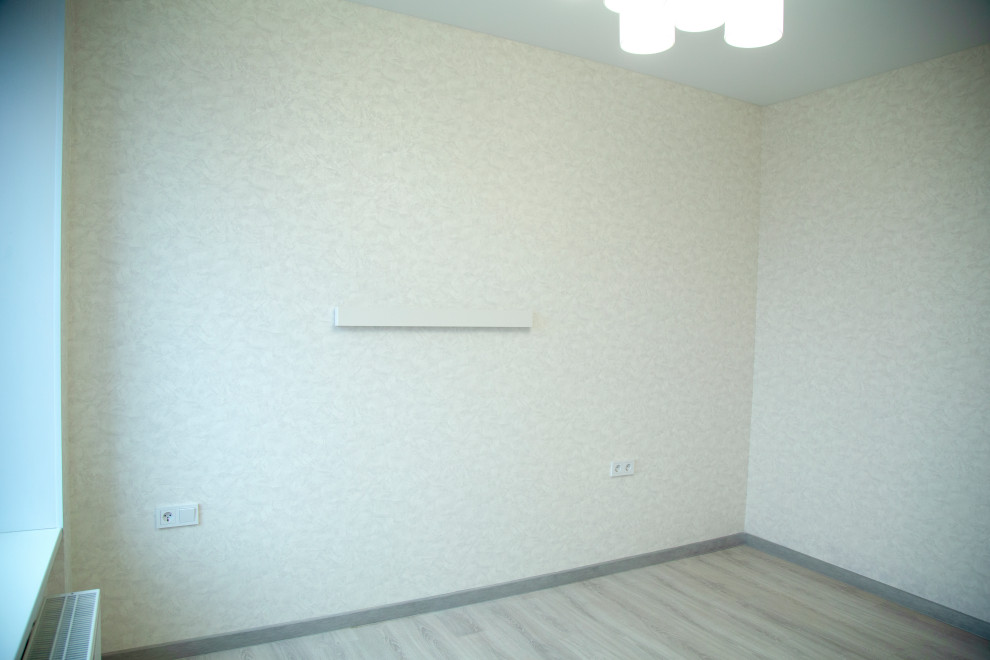 Mittelgroßes Modernes Hauptschlafzimmer ohne Kamin mit weißer Wandfarbe, braunem Holzboden, grauem Boden und Tapetenwänden in Moskau