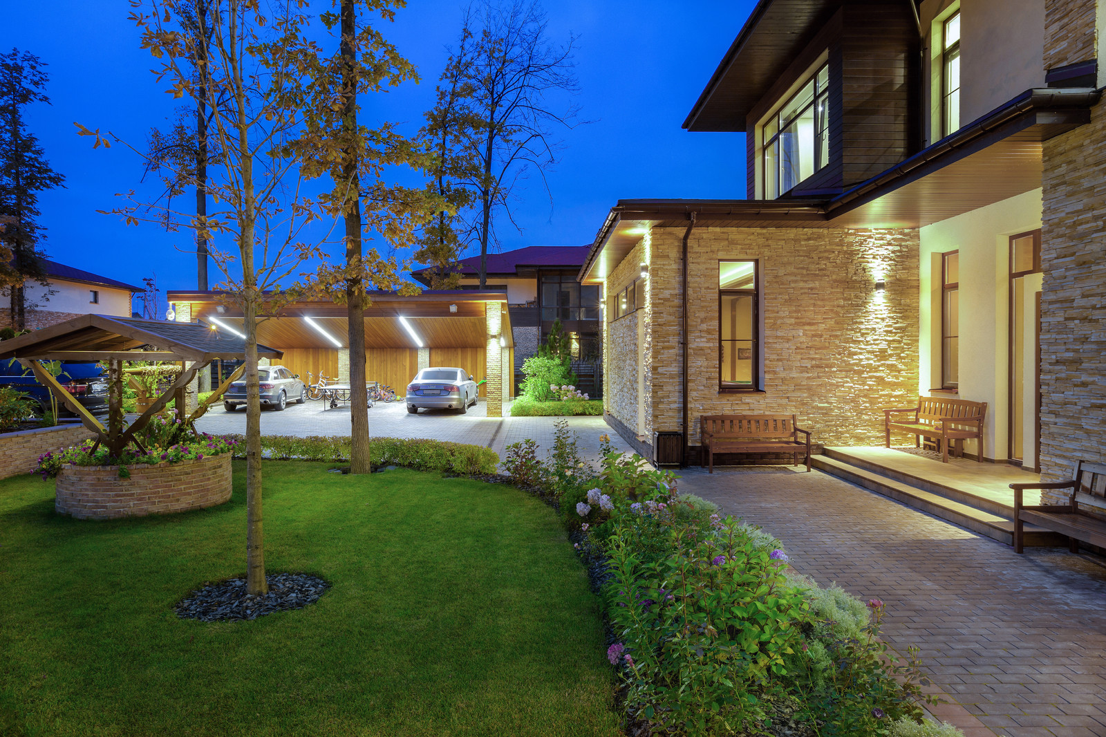 Навес для автомобилей и внутренний двор загородного дома в коттеджном посёлке Ла