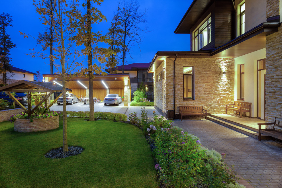 Навес для автомобилей и внутренний двор загородного дома в коттеджном посёлке Ла